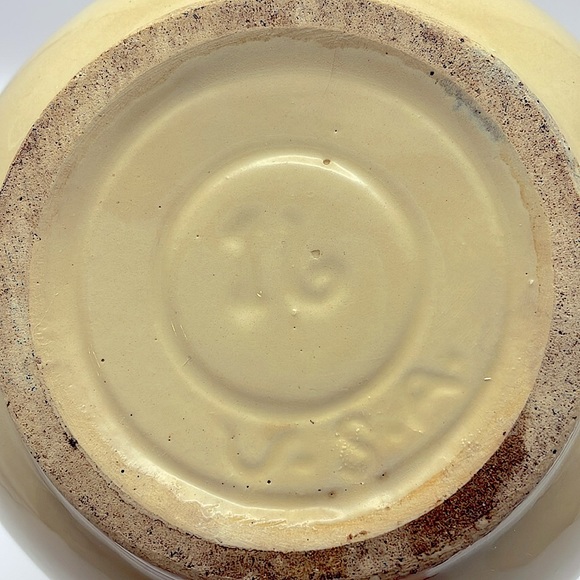 Watt Pottery, 1950’s Tulip Pattern Pitcher #16 - Picture 12 of 13